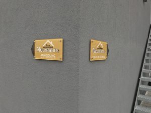 Plexiglas Firmenschild